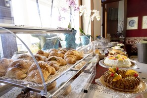 Free daily buffet breakfast - Hotel Riva Del Sole (San Vito Lo Capo)
