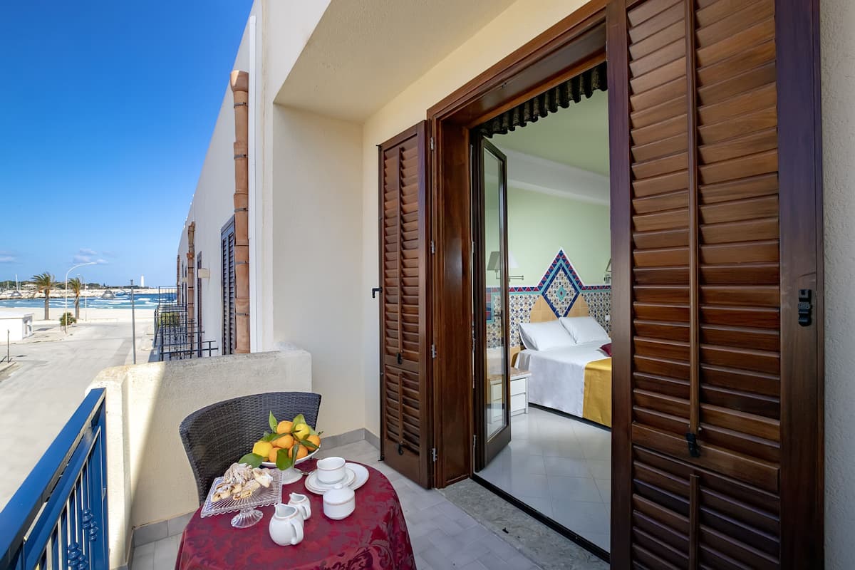 Tweepersoonskamer, balkon, gedeeltelijk uitzicht op zee | Balkon
