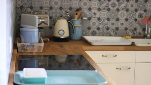 A kitchen counter with a toaster, a kettle, a blue mug, and a white dish rack. - Half-timbered house Dorothea up to 4 people (Stuer)