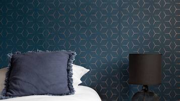 1 habitación, tabla de planchar con plancha, wifi gratis y ropa de cama