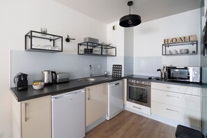 Kylskåp, mikrovågsugn, ugn och diskmaskin