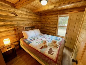 1 bedroom - Secluded Creekside Cabin (Coaldale)