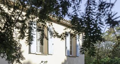 Gite pour 6 personnes au Domaine de la Forçate avec piscine dans le parc.