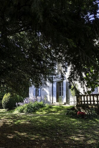 Gite pour 6 personnes au Domaine de la Forçate avec piscine dans le parc.