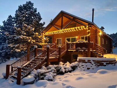 Quiet, Cozy and Quaint Log Cabin Living!