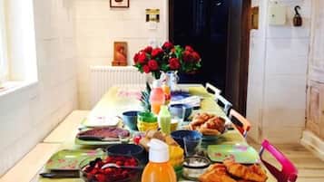 Sudah termasuk sarapan ala kontinental setiap hari