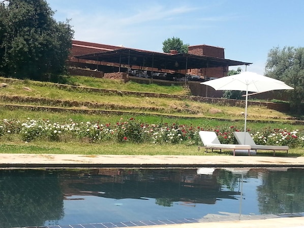 2 albercas al aire libre