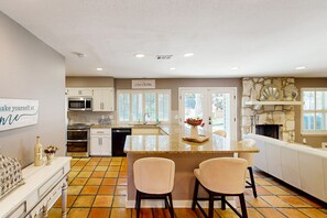 Kylskåp, mikrovågsugn, ugn och spishäll