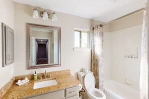 Kostenlose Toilettenartikel, Haartrockner, Handtücher