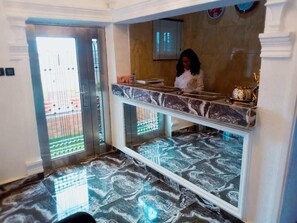 ฝ่ายต้อนรับ