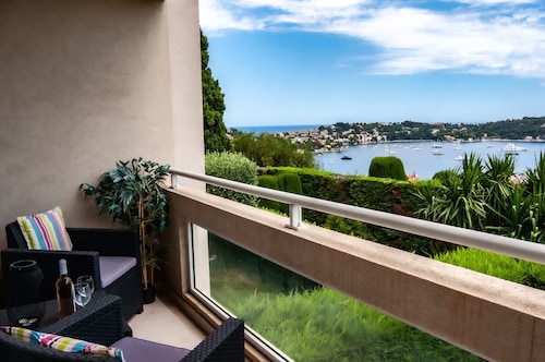 07. Terrace with stunning view of the sea and Cap Ferrat, one bedroom apartment.