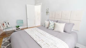 1 habitación, escritorio, tabla de planchar con plancha y cuna de viaje