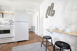 冷蔵庫、電子レンジ、オーブン、コンロ