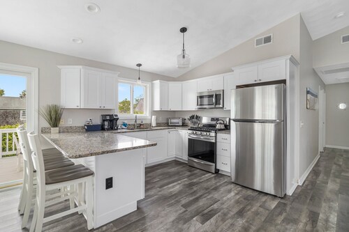 6 Bedroom, A/C, Walk to Beach, Recently Updated