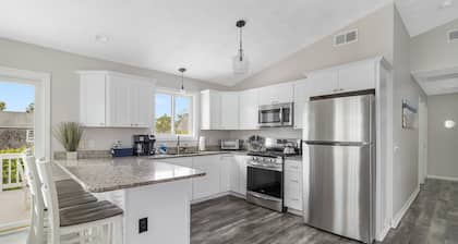 6 Bedroom, A/C, Walk to Beach, Recently Updated