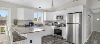 6 Bedroom, A/C, Walk to Beach, Recently Updated