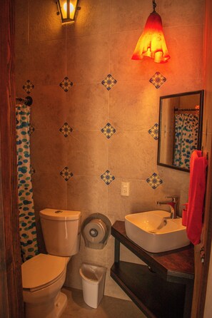 Ein Badezimmer mit Toilette, Waschbecken und Spiegel.