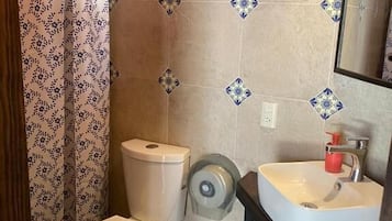 Triple Room, Balcony, Courtyard View | Bathroom