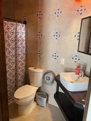 Phòng 3, ban công, quang cảnh sân vườn | Phòng tắm