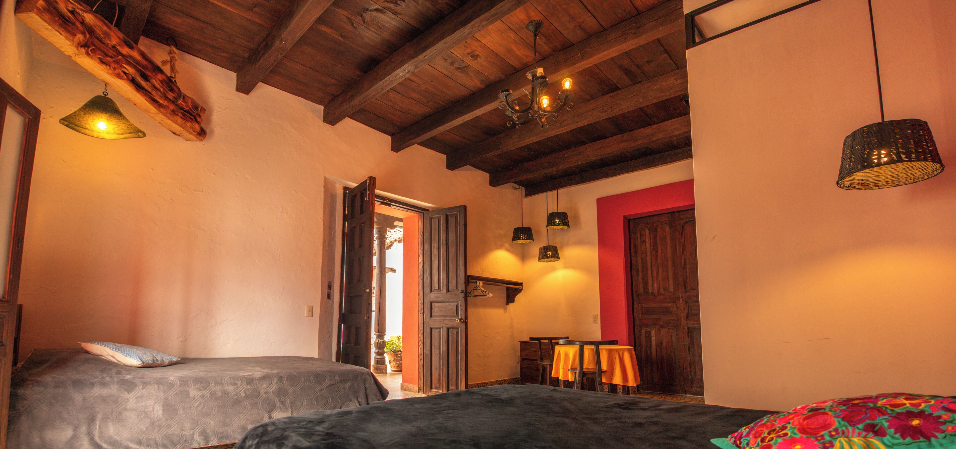 Quarto triplo, várias camas, suíte, vista para o pátio | Berço de viagem, Wi-Fi de cortesia