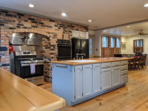 Microonde, forno, piano cottura, lavastoviglie