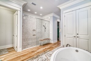 Combined shower/bathtub, hair dryer, towels - Exclusive Pet-Friendly Watersound West Beach Retreat with Electric Cart, Bikes, Pool & Beach Access (Santa Rosa Beach)