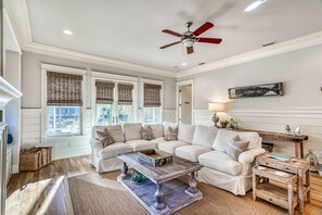 Een televisie en een open haard