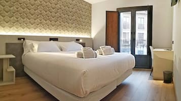 Superior-Doppel- oder -Zweibettzimmer (NERU Balcón) | Hochwertige Bettwaren, Zimmersafe, individuell dekoriert, Schreibtisch