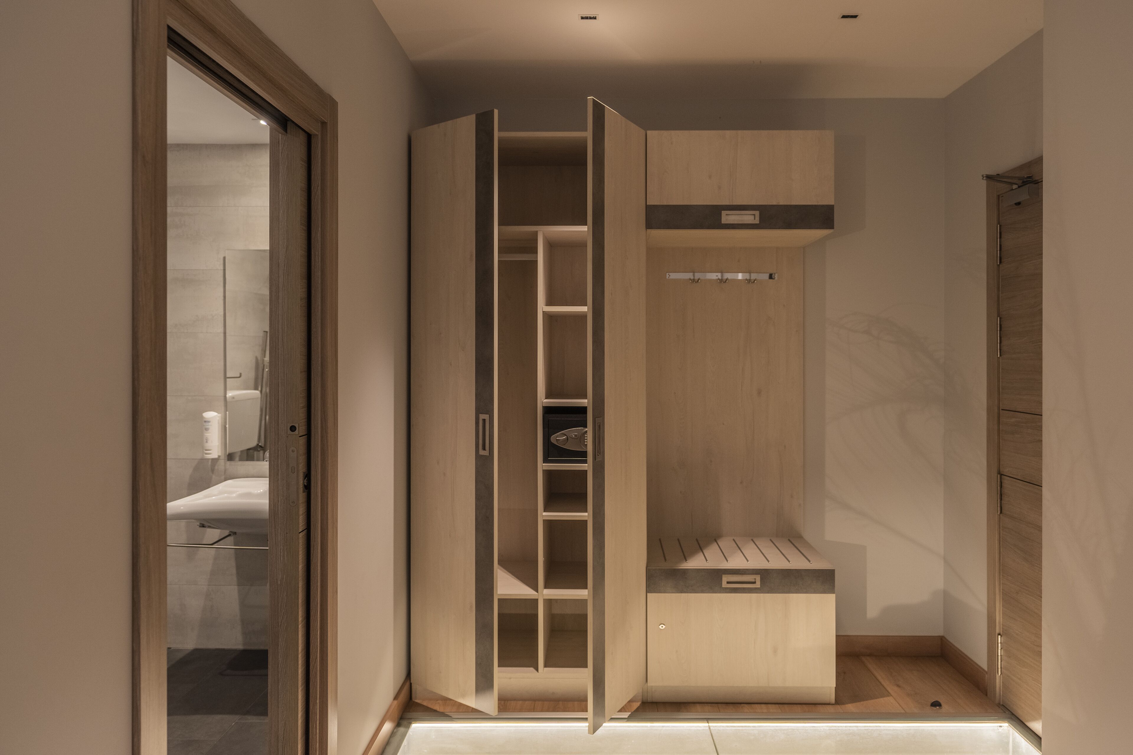 family room (estándar - kabe) | premium bedding, in-room safe, individually decorated, desk