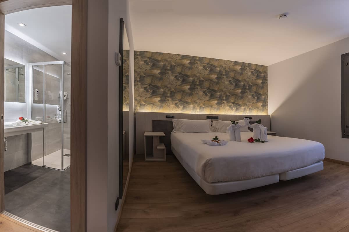 Standaard kamer, 1 twee- of 2 eenpersoonsbedden (KABE) | Luxe beddengoed, een kluis op de kamer, individueel gedecoreerd
