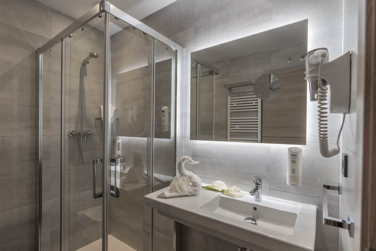 standard double or twin room (kabe) | bathroom | shower, hair dryer, towels, soap