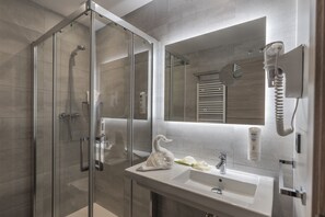 Habitación estándar con 1 cama matrimonial o 2 individuales (KABE) | Baño | Regadera, secadora de cabello, toallas, jabón 