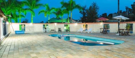 Utomhuspool, parasoller och solstolar