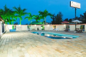 Außenpool, Sonnenschirme, Liegestühle