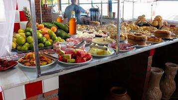 بوفيه فطور مجانًا يوميًا