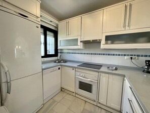 Jääkaappi, mikroaaltouuni, uuni, astianpesukone