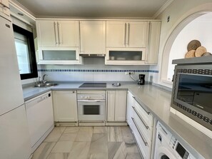 Køleskab, mikrobølgeovn, ovn, opvaskemaskine