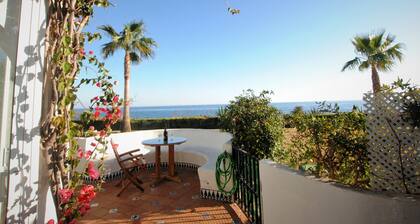 CS105 Cosy 2 bedroom, 2 bathroom, frontline beach of Calahonda, Mijas Costa