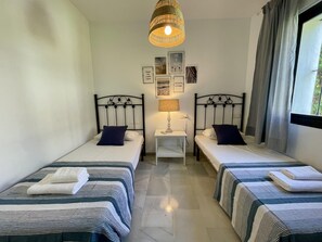 1 soveværelse, pengeskab på værelset, strygejern/strygebræt