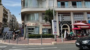 A multi-story building with a ground-floor restaurant and a real estate agency. - Perfect location at Promenades des Anglais, with balcony and a sea view. (Nice)