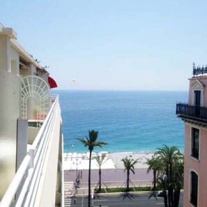 Property grounds - Perfect location at Promenades des Anglais, with balcony and a sea view. (Nice)