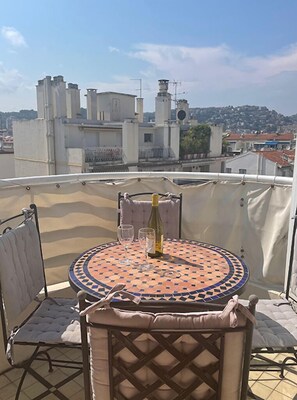 Outdoor dining - Perfect location at Promenades des Anglais, with balcony and a sea view. (Nice)