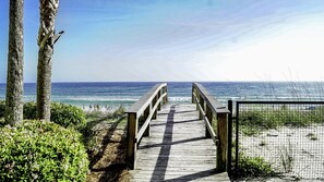 Una spiaggia nelle vicinanze