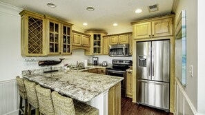 Frigorifero, microonde, forno, piano cottura