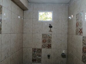 Habitación familiar, varias camas | Baño | Regadera y toallas 