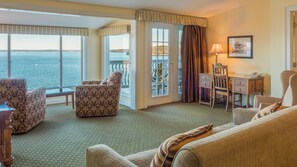 Habitación familiar, varias camas, refrigerador y microondas, vista al océano | Caja de seguridad en la habitación y tabla de planchar con plancha 