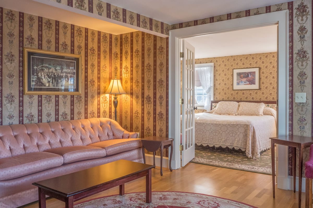 Deluxe Room, 1 King Bed, Refrigerator & Microwave, Partial Ocean View | In-room safe, iron/ironing board, free WiFi, bed sheets