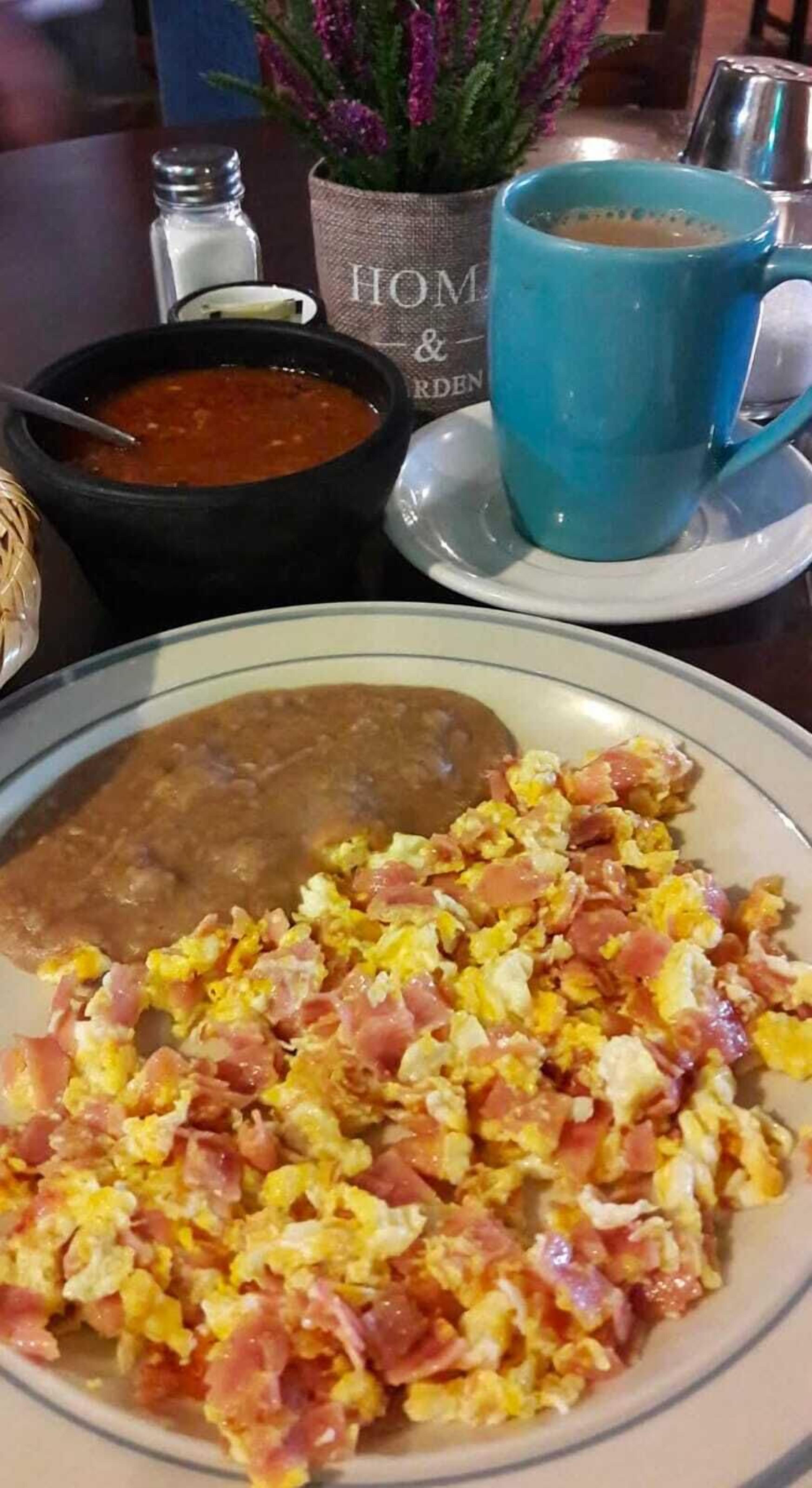 daily cooked-to-order breakfast (mxn 150 per person)