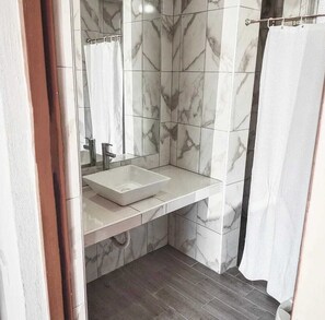 Superior Room | Bathroom | Shower, hair dryer, towels, soap - Hotel Olimpia Centro Histórico (Monclova)