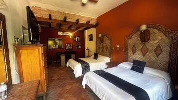 Habitación estándar, 2 camas matrimoniales | Escritorio, tabla de planchar con plancha, wifi gratis y ropa de cama